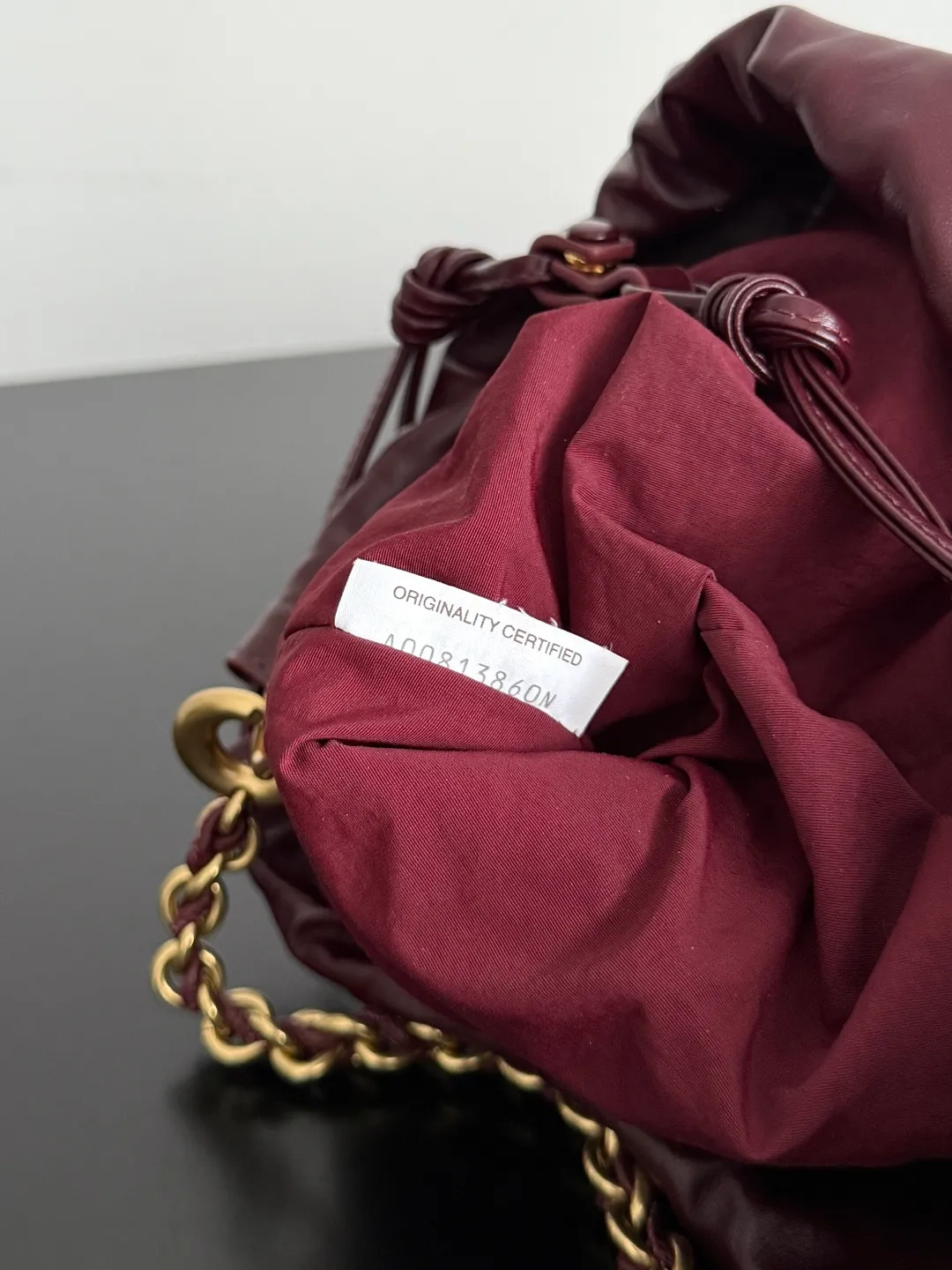 Batch 1680 BOTTEGA VENETA 2025 new women's Dustbag Notte clutch. Dustbag, which has been very popular since its launch, has a chain clause! ! The hand-carrying method is reminiscent of the classic bag type Pouch , light and elegant, the reserved drawstring design allows the bag to be used as an armpit bag, and the chain is longer, which is very suitable for sisters who like to free their hands and carry cross-body backpacks. No matter which way you carry it, you can change the back according to the occasion and your mood that day. It can make the overall outfit more fashionable🪄🪄The body of the bag has also been widened. It is the rainy season and the weather is hot. The bag can easily accommodate a small umbrella and water bottle. The lining is made of nylon, which is light and comfortable to carry, and is very suitable for summer use. Style number: 839394 Size: 33*19*8cm